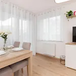 Bright With Private Garden And Accepting Pets By Renters Daire