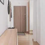 Bright With Private Garden And Accepting Pets By Renters شقة *