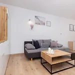 شقة Bright With Private Garden And Accepting Pets By Renters