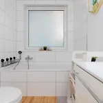 Bright With Private Garden And Accepting Pets By Renters شقة *