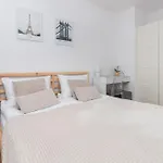 Bright With Private Garden And Accepting Pets By Renters شقة