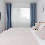 شقة Bright With Private Garden And Accepting Pets By Renters