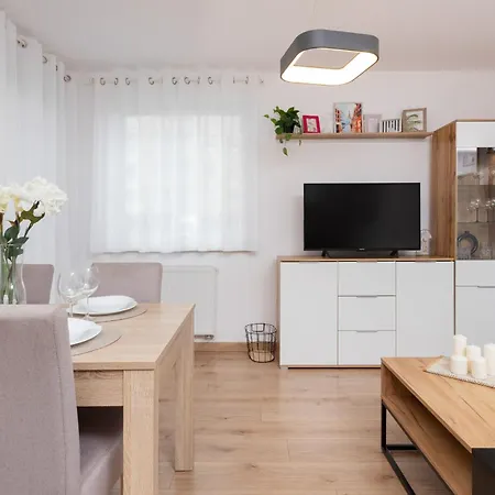 Bright With Private Garden And Accepting Pets By Renters Apartamento Gdańsk