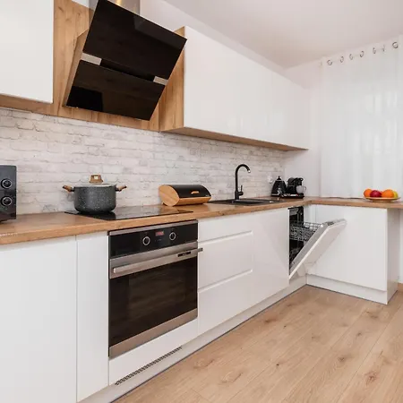 Bright With Private Garden And Accepting Pets By Renters *