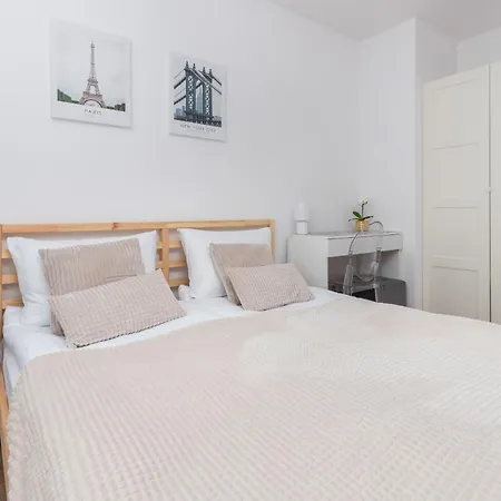 Bright With Private Garden And Accepting Pets By Renters Appartement