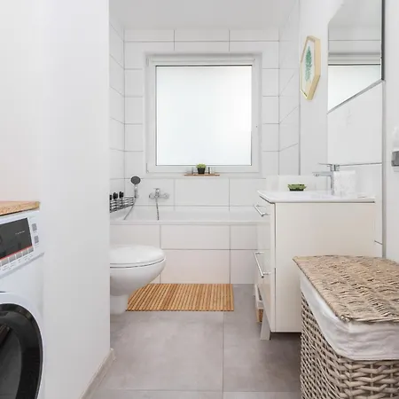 Bright With Private Garden And Accepting Pets By Renters *