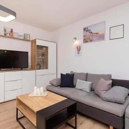 Bright With Private Garden And Accepting Pets By Renters