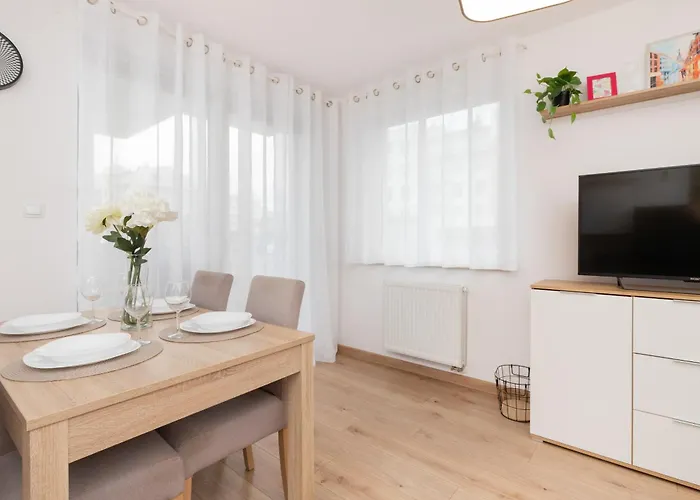 Bright With Private Garden And Accepting Pets By Renters Appartamento