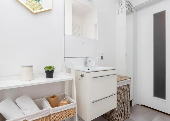 Bright With Private Garden And Accepting Pets By Renters *