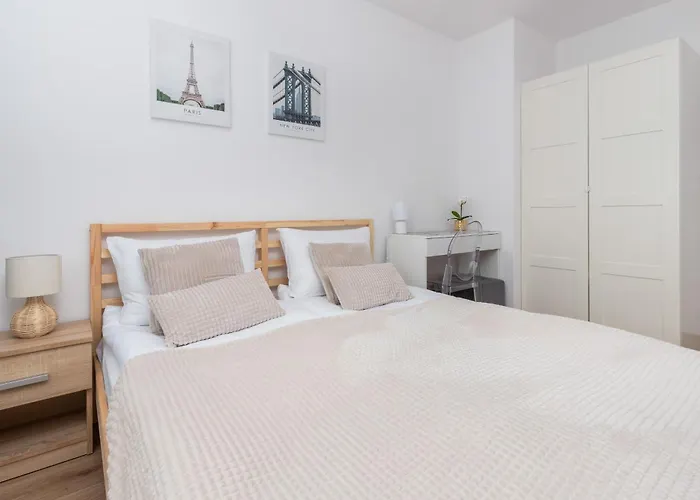 Bright With Private Garden And Accepting Pets By Renters Apartment