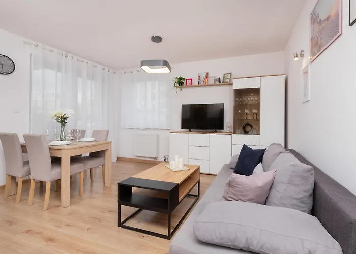 Apartment Bright With Private Garden And Accepting Pets By Renters Gdansk