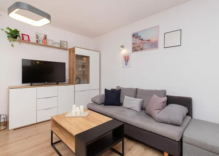 Bright With Private Garden And Accepting Pets By Renters