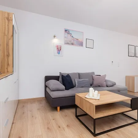 Lägenhet Bright With Private Garden And Accepting Pets By Renters
