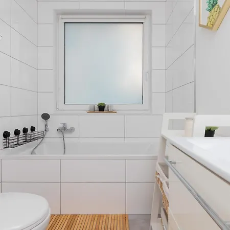 Bright With Private Garden And Accepting Pets By Renters Lägenhet *
