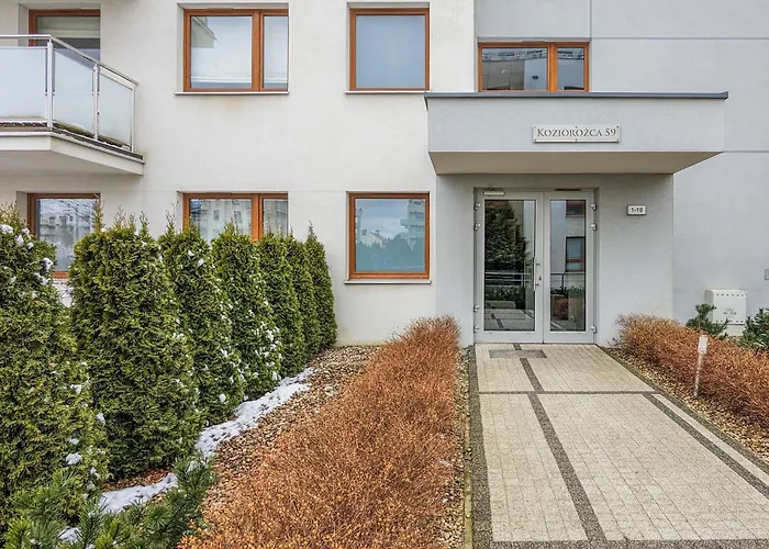Apartament Bright With Private Garden And Accepting Pets By Renters