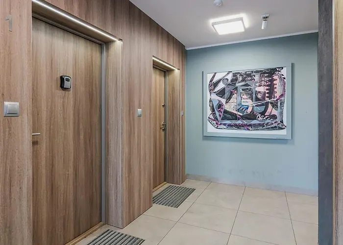 Bright With Private Garden And Accepting Pets By Renters Apartament